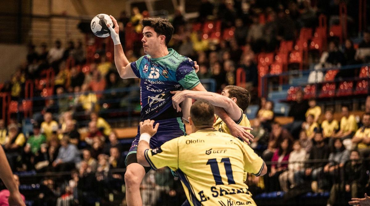 Pablo Simonet busca un pase.