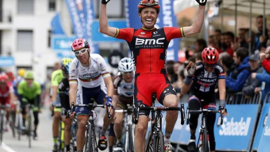 Samuel Sánchez celebra su victoria en la cuarta etapa de la Vuelta al País Vasco.