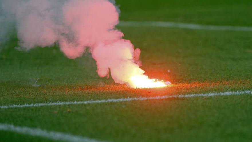 Lanzamiento de bengalas en el Vicente Calderón