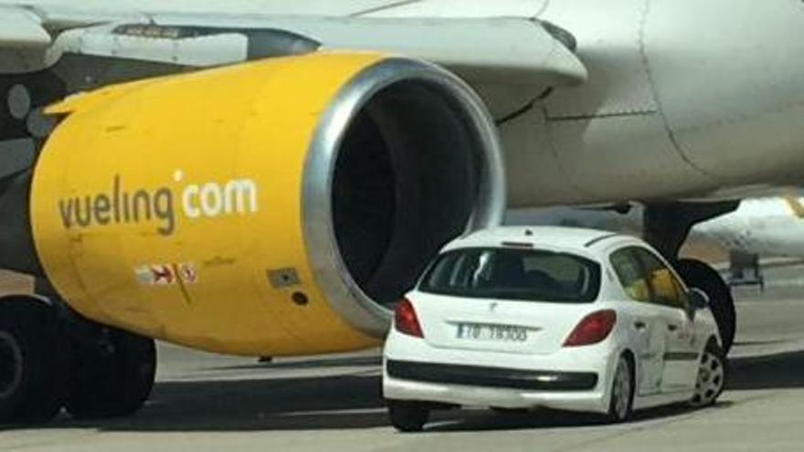 El coche accidentado con el avión.