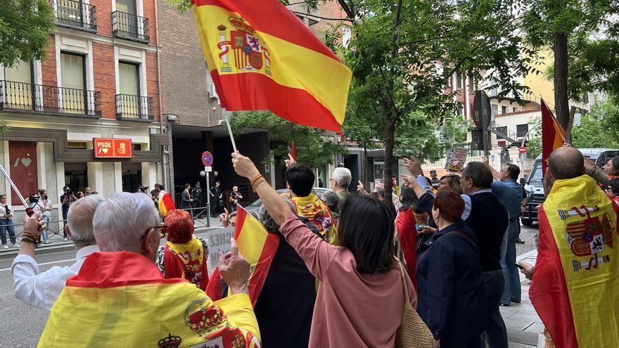 Una trentena de persones es manifesten davant la seu del PSOE a Madrid durant el recompte del 12-M