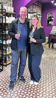 Nuria García y su marido, Frank Higgins, en su tienda de Muros.