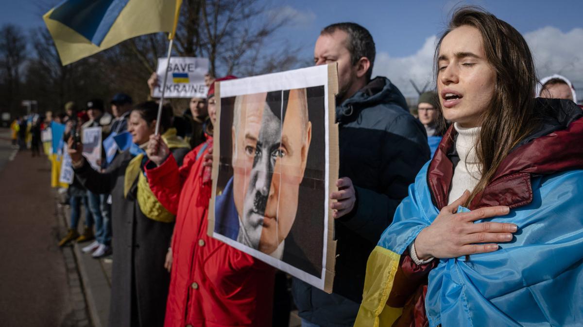 Los ucranianos protestan contra la operación militar de Rusia en Ucrania, frente al edificio de la OTAN en La Haya, el 25 de febrero de 2022.