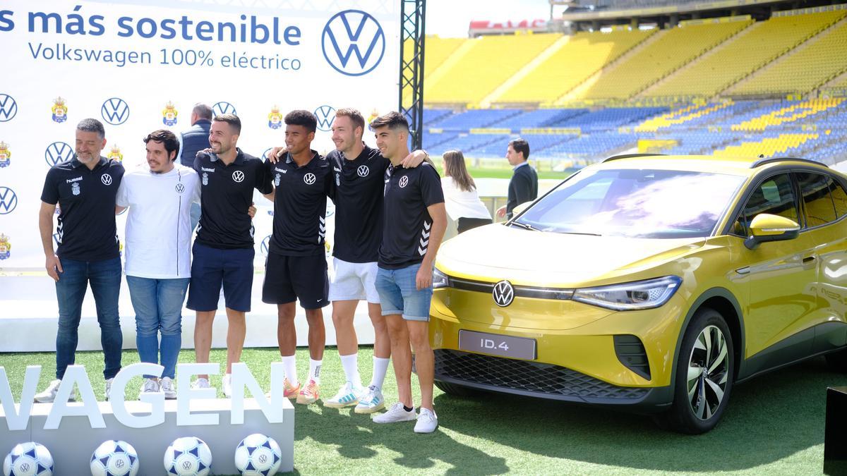 Pimienta, Kirian, Marvin, Loren y Enrique, ayer, en el acto de Domingo Alonso con un aficionado.