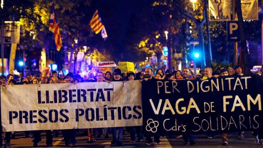 Unas 300 personas cortan la Diagonal de Barcelona.