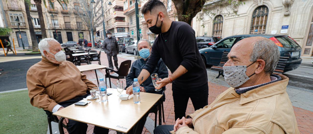 La terraza de un bar en un parque de Alcoy.