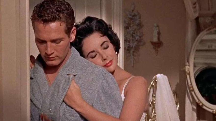 Paul Newman junto a Elizabeth Taylor en una escena de &#039;La gata sobre el tejado de zinc&#039;.