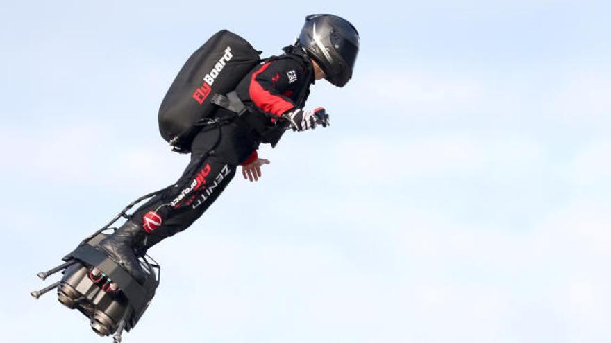 El 'soldado volador' logra cruzar el canal de La Mancha a bordo de su 'flyboard' en 20 minutos