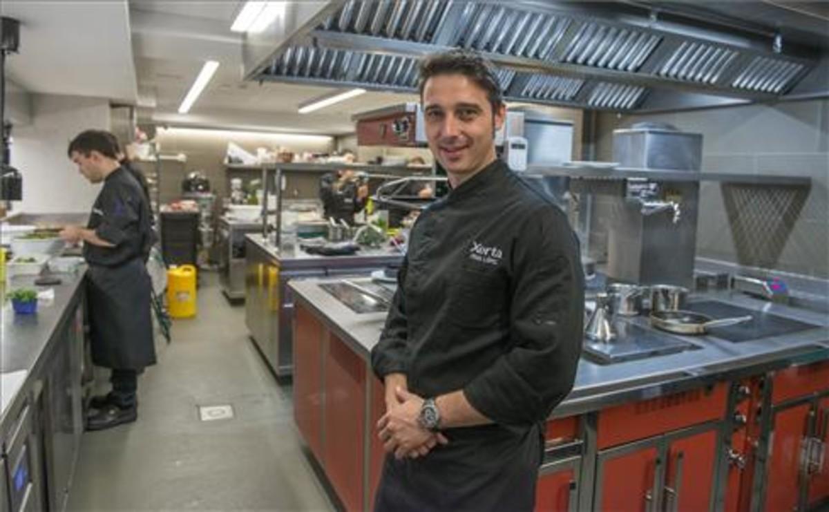 Fran López en las cocinas del restaurante Xerta, en el Hotel Ohla Eixample. Foto: Ferran Sendra