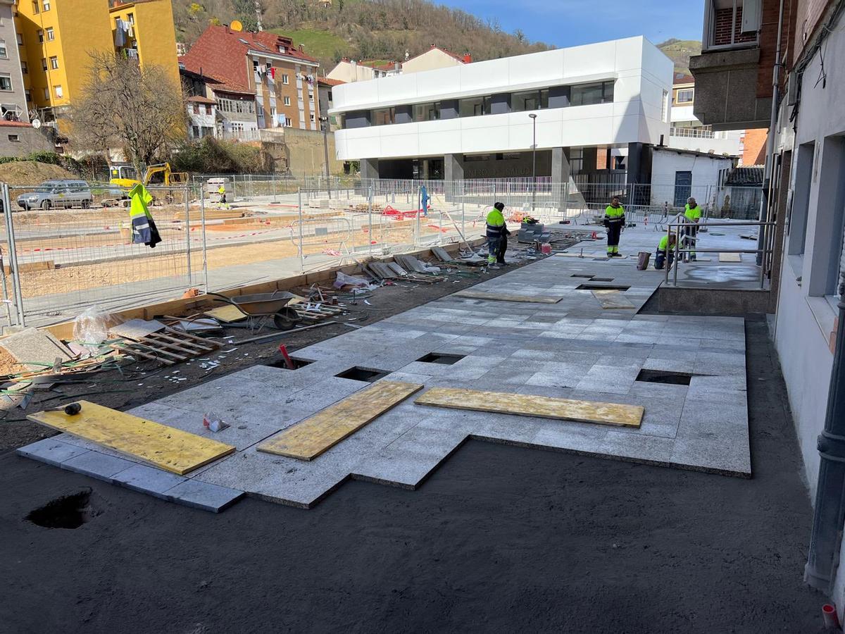 Obras de urbanización del entorno del cenrro de salud de Lena.