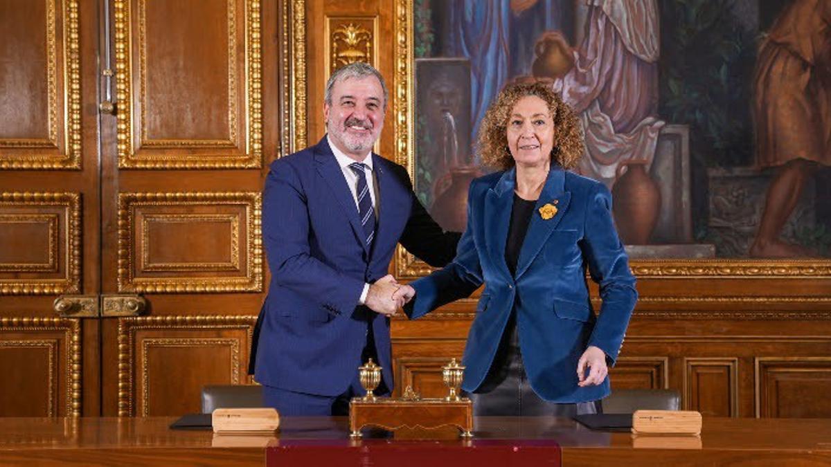 La consellera de Territori, Ester Capella, y el alcalde de Barcelona, Jaume Collboni, el día que firmaron el convenio, en enero pasado.