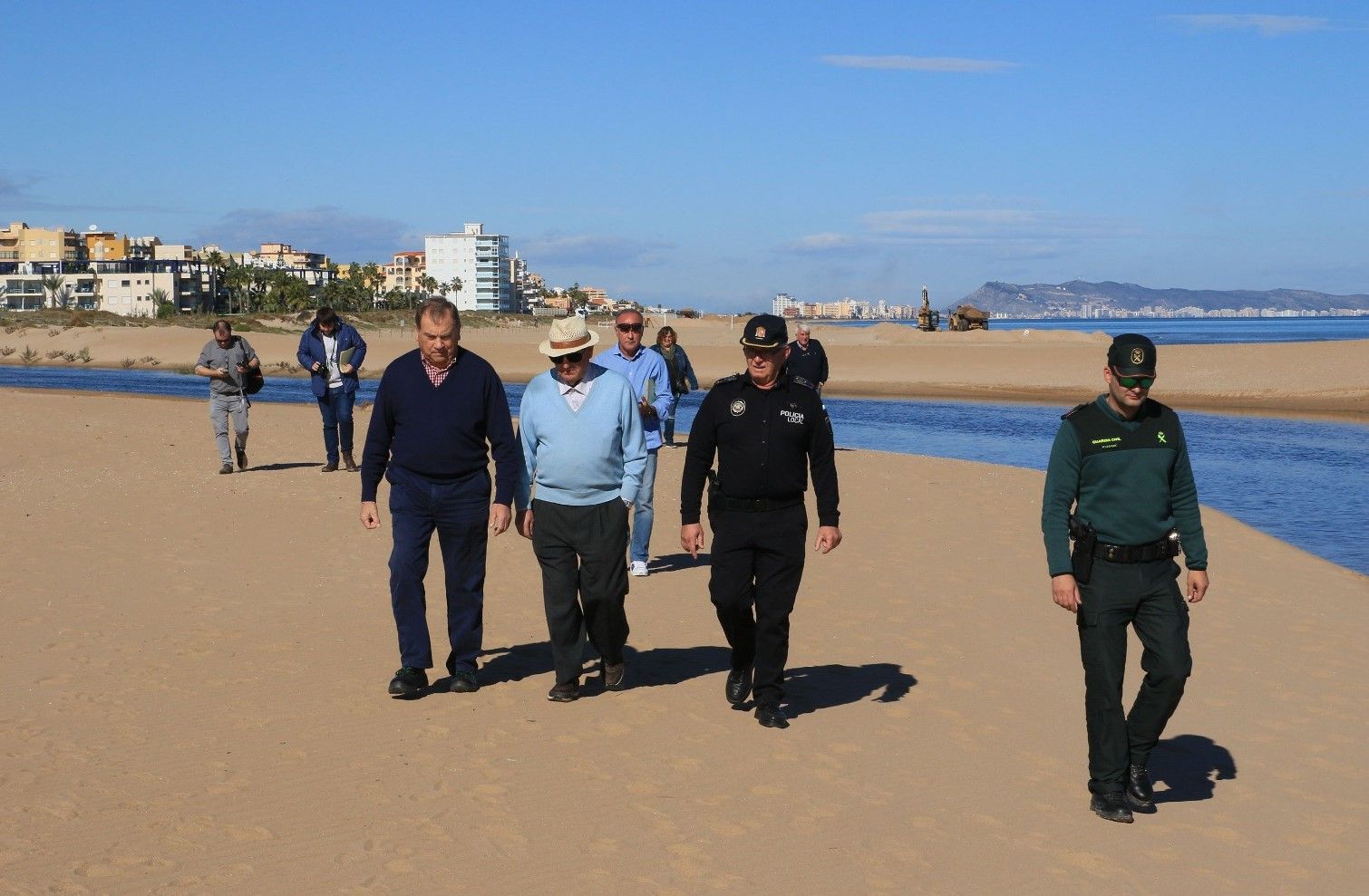 La comisión de Xeraco que determinó las mojones de la playa, en una imagen de noviembre de 2018.