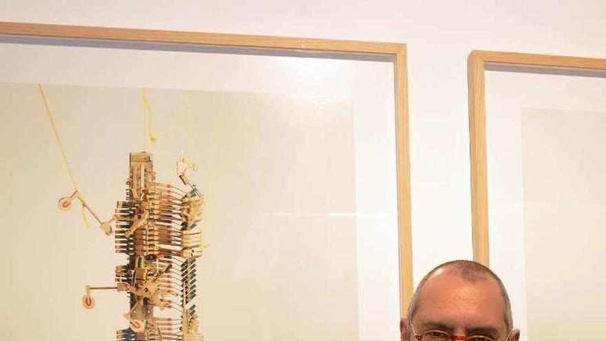 El artista Xurxo Gómez-Chao, en la inauguración de su muestra, la semana pasada.