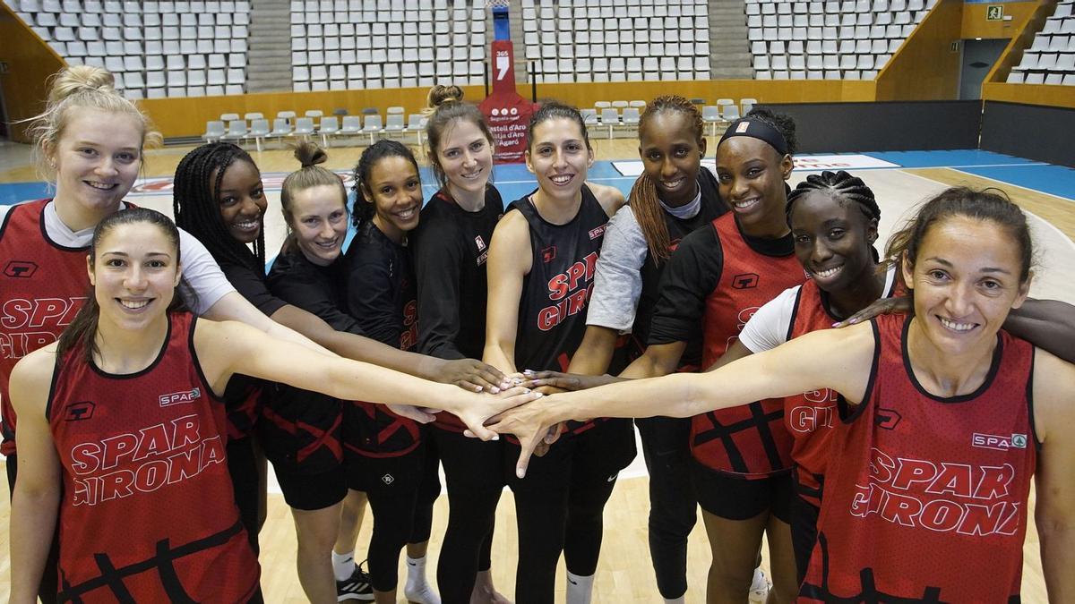 Les jugadores de l’Uni fan «pinya» a Fontajau