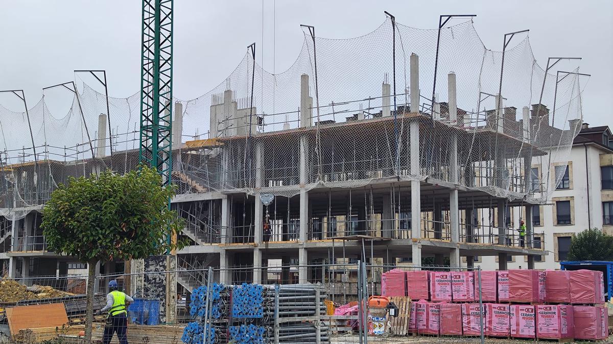 Edificio de viviendas de alquiler asequible en Lugo de Llanera, en construcción, en una imagen de archivo.