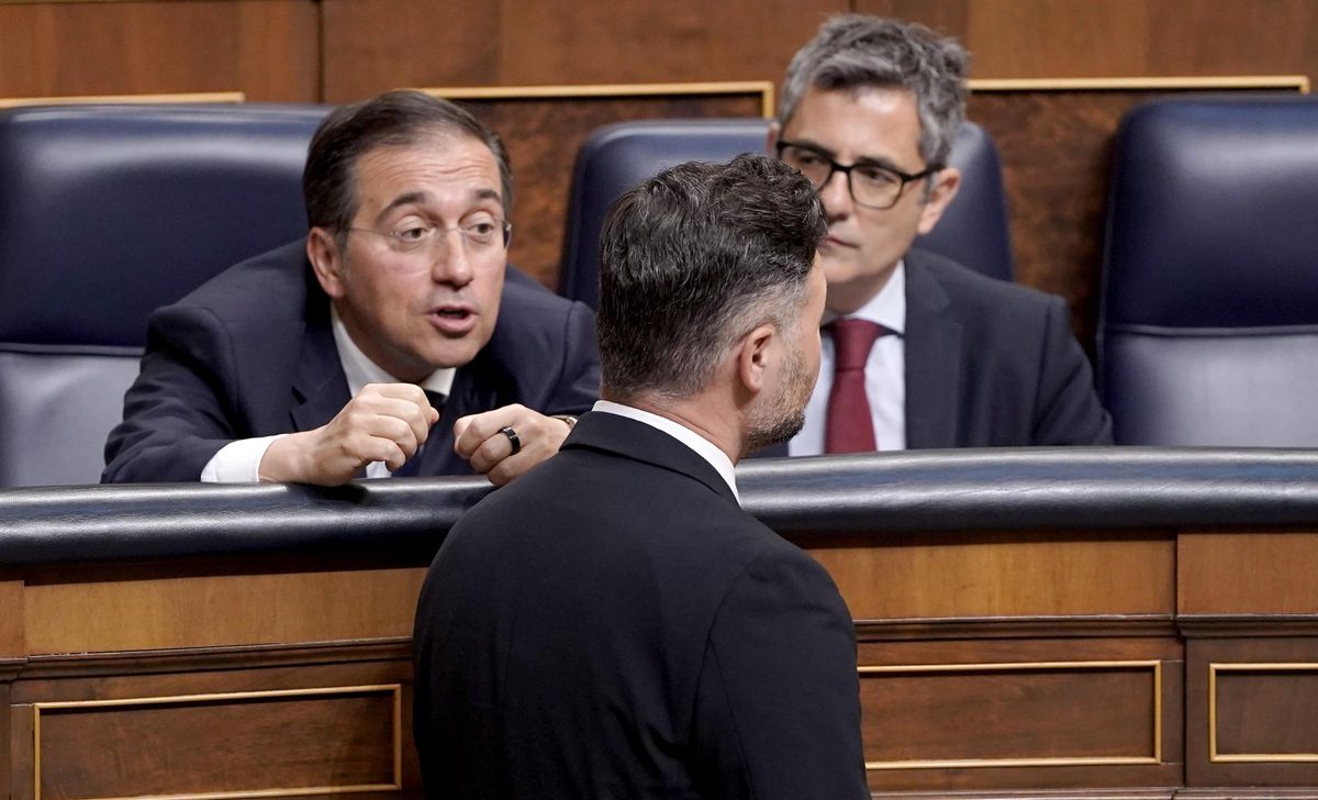 El portavoz de ERC, Gabriel Rufián, pasa por delante de los ministros José Manuel Albares y Félix Bolaños en el Congreso.