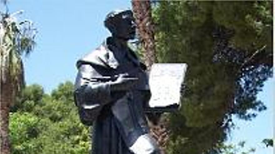 Valencia | La estatua blanca del padre Jofré se vuelve negra en su cuarto  cambio de ubicación
