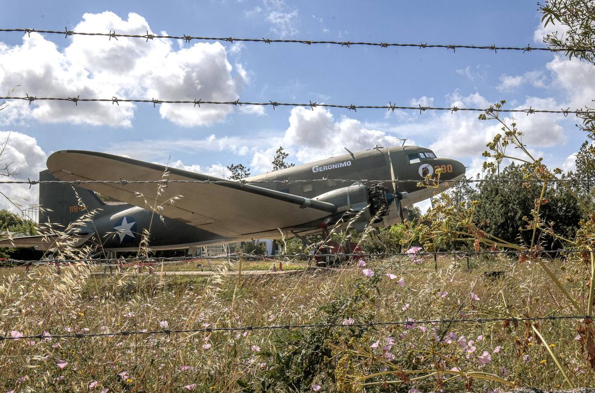 Un histórico avión de la Segunda Guerra Mundial abandonado en Mallorca se exhibe tras ser restaurado: "Es un orgullo"
