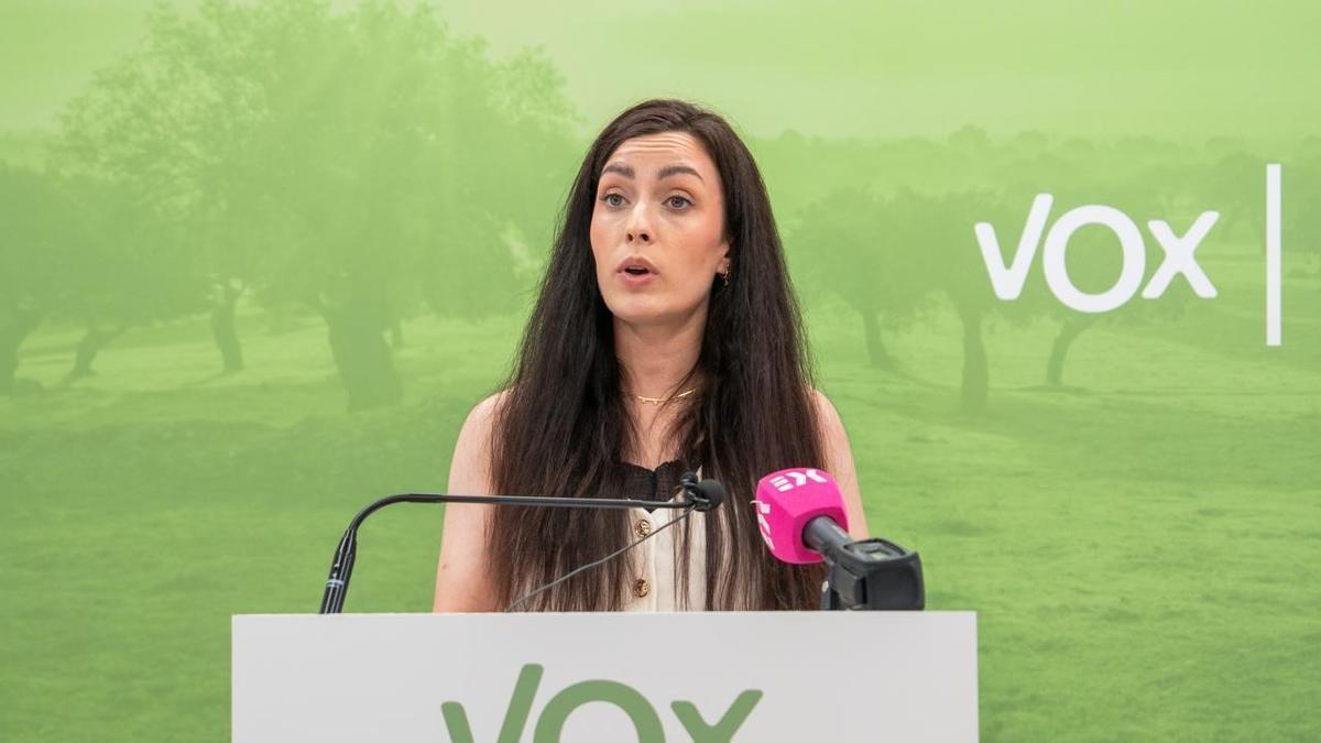 La portavoz de Vox en la Asamblea de Extremadura, Inés Checa, durante la comparecencia ofrecida este lunes ante los medios de comunicación.