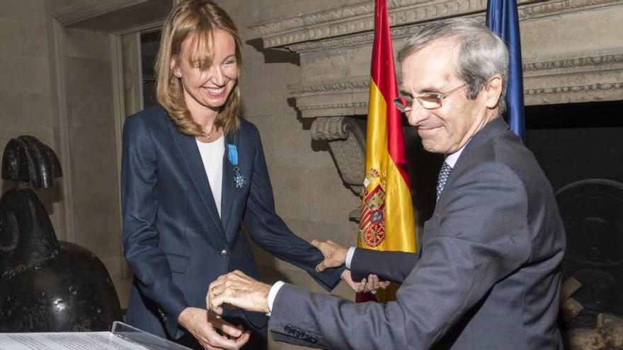 La asturiana Loreto Ordóñez recibe la insignia de Caballero de la Orden Nacional de Francia