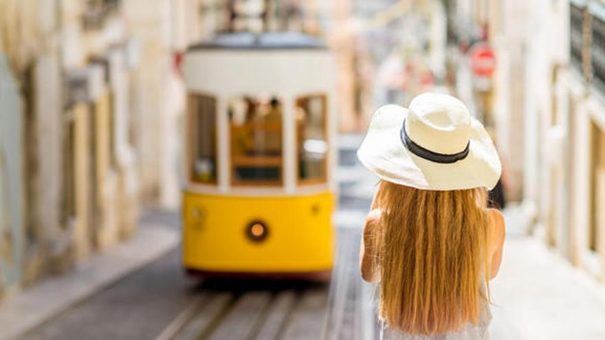 Una joven en Lisboa.