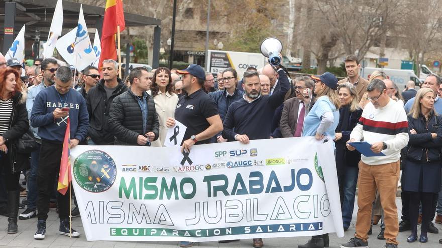Más de cien policías y guardias exigen en Alicante la equiparación salarial y una jubilación digna