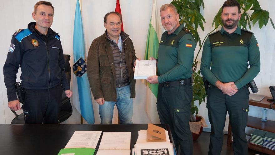 José Crespo recibe al nuevo capitán de la Compañía de la Guardia Civil de Lalín