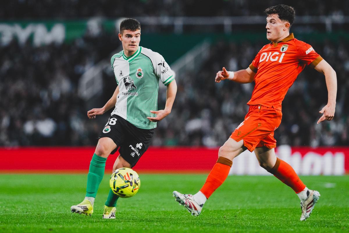 Lance del pasado Racing de Santander-Burgos, último partido en El Sardinero.