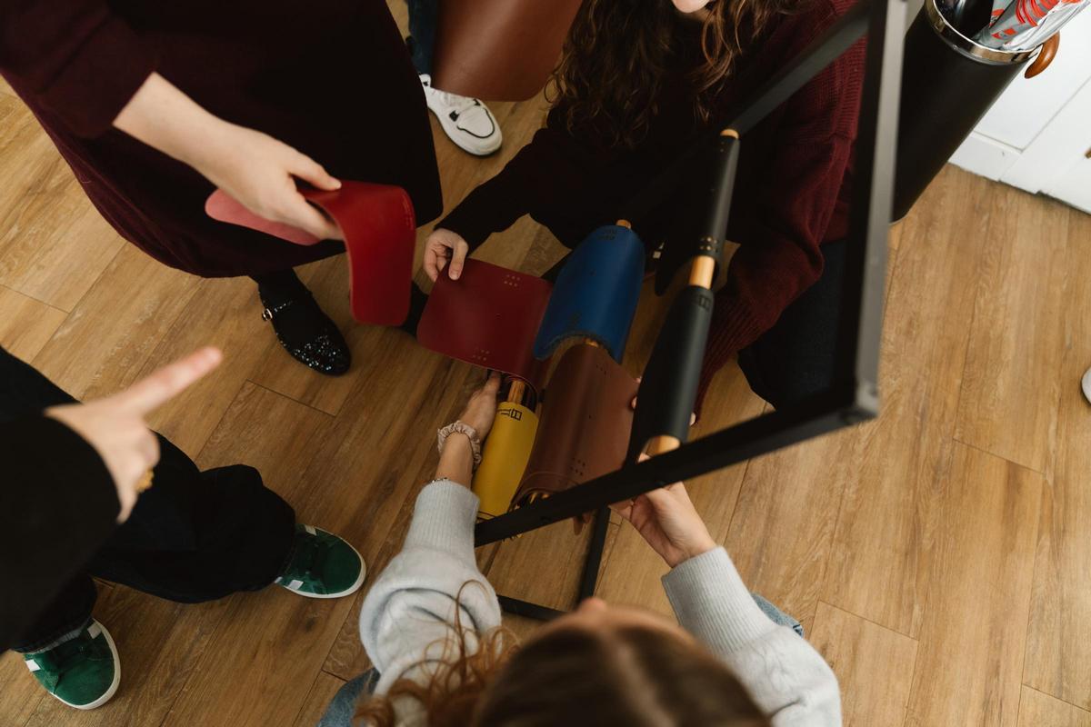 Los clientes comienzan eligiendo el cuero que protegerá sus cuadernos de viaje o 'journals'.