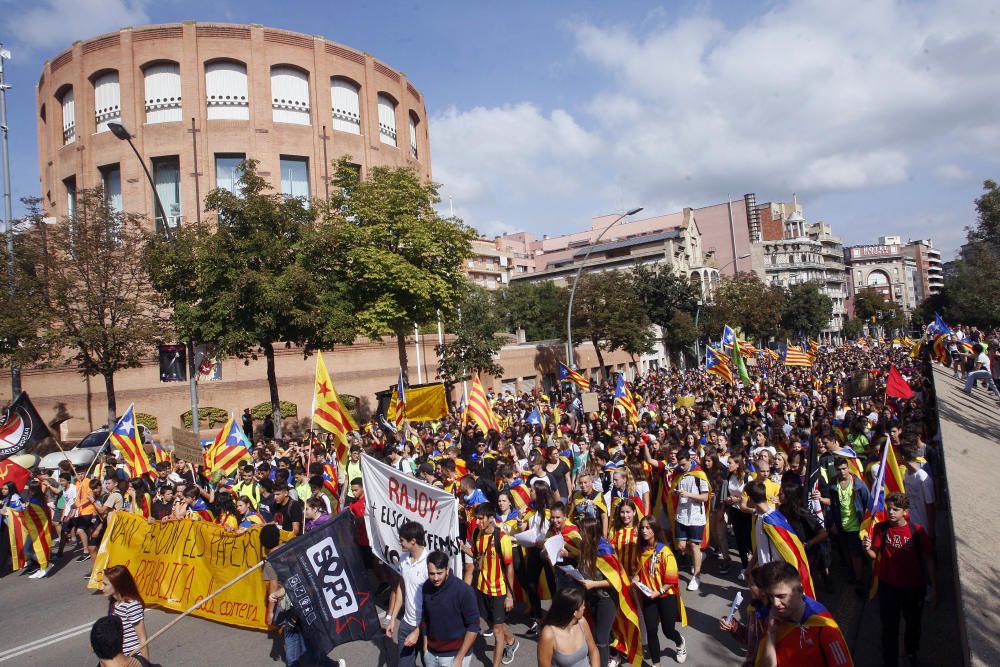 Manifestació d'estudiants universitaris i de secundària al centre de Girona