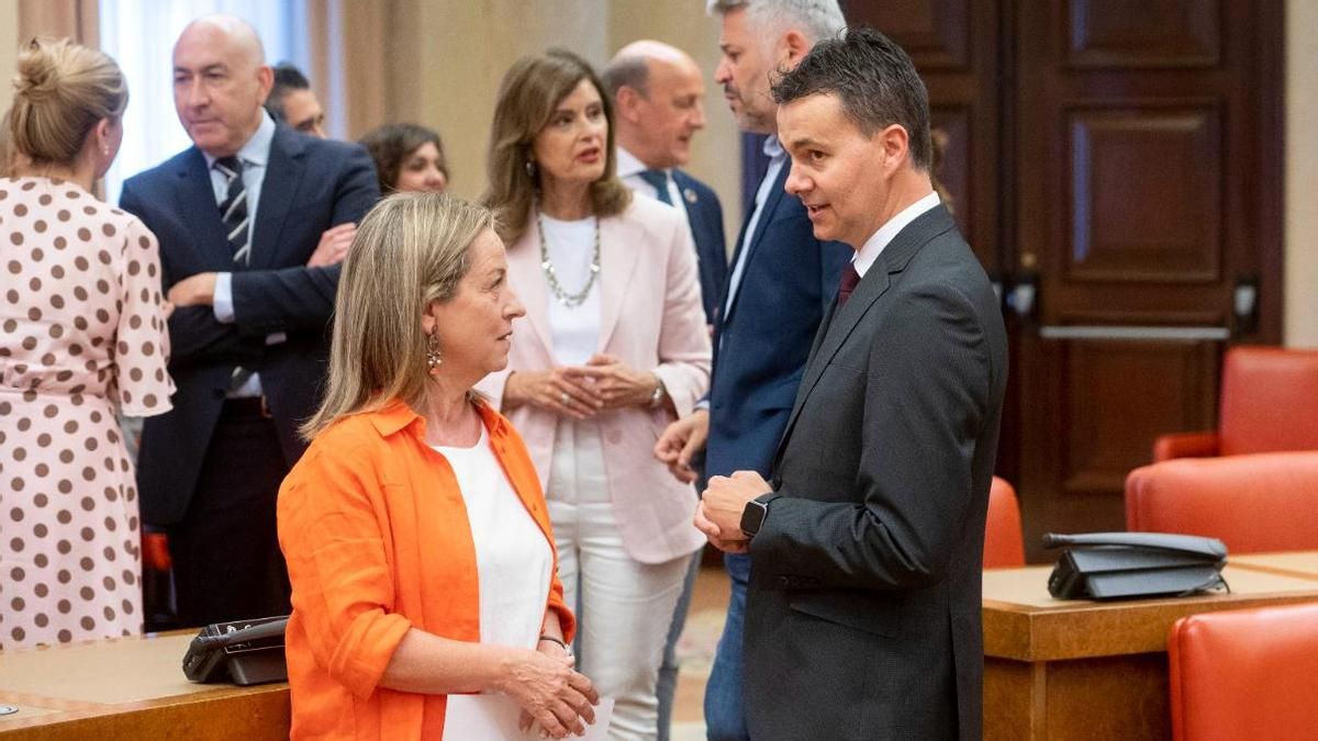 Héctor Gómez habla con Ana Oramas antes de su comparacencia en el Congreso