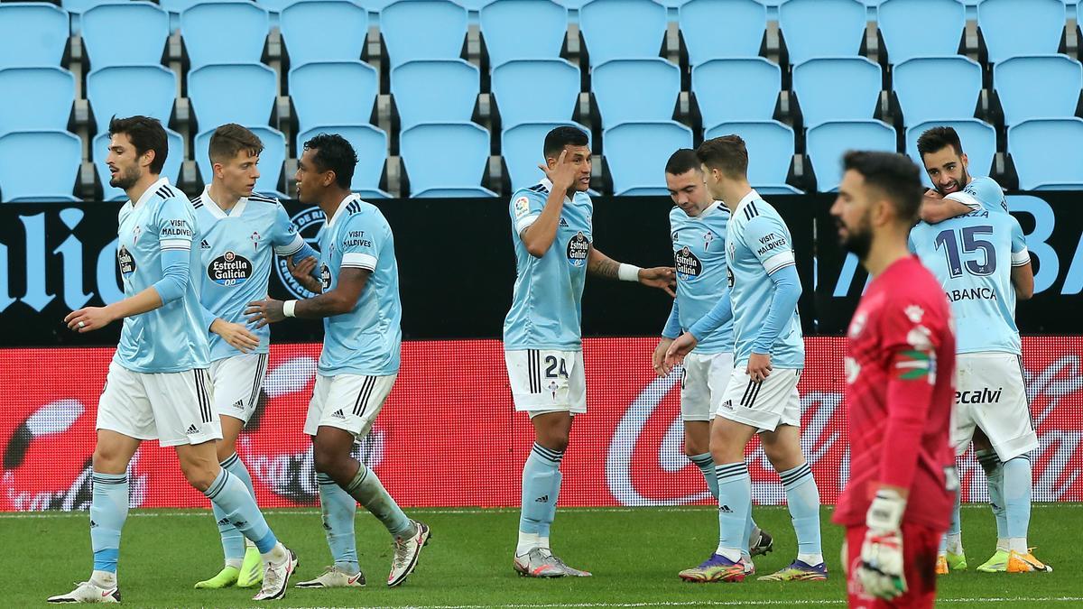 Los jugadores del Celta celebran un gol al Alavés.