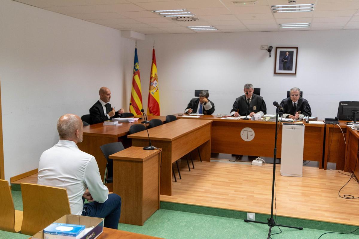 El acusado sentado de espaldas en el banquillo al inicio del juicio en la Audiencia de Alicante.