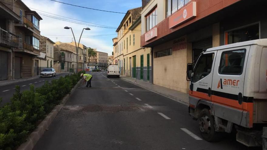 Un operario trabaja en las obras de mejora en la vía.