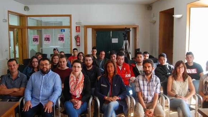 Marisol Díaz, alcaldes y alumnos del taller en Ribadavia. // FdV