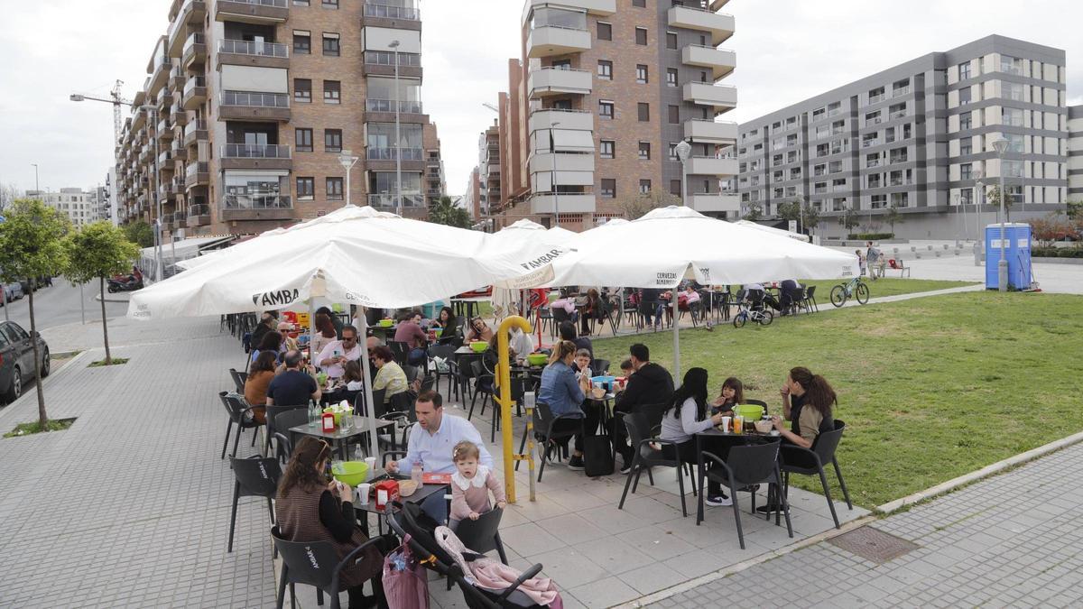 Una animada terraza en el barrio del Nuevo Zoco también llamado Nuevo Poniente.