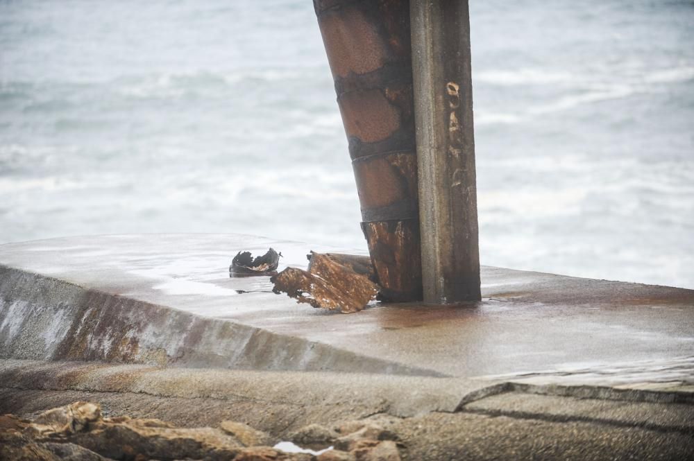 Daños en A Coruña por las olas en alerta roja