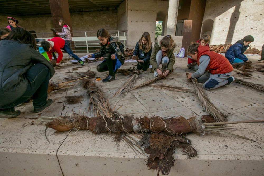 La Asociación de Palmereros y el Museo Arqueológico llevan a cabo talleres con niños para que aprendan a realizar las tradicionales antorchas