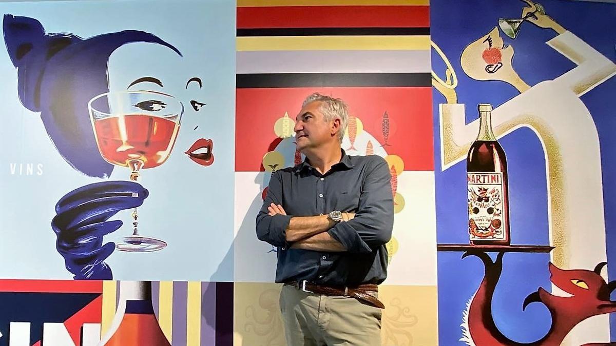 Ricard Torres, en una de las paredes del restaurante Garum.