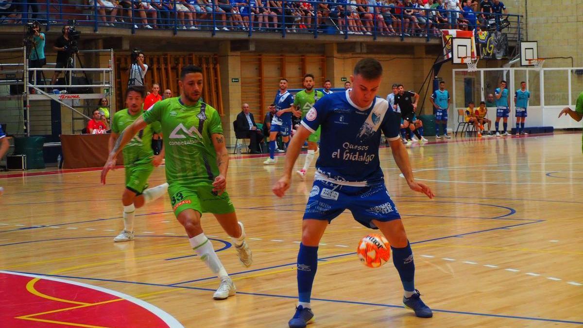 Cainan, autor del gol del empate, presiona a un un jugador de Manzanares.