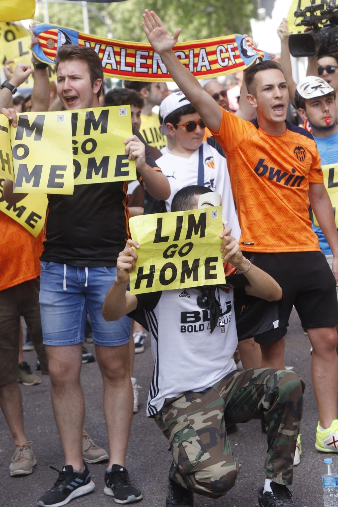 La afición del Valencia CF grita contra Meriton