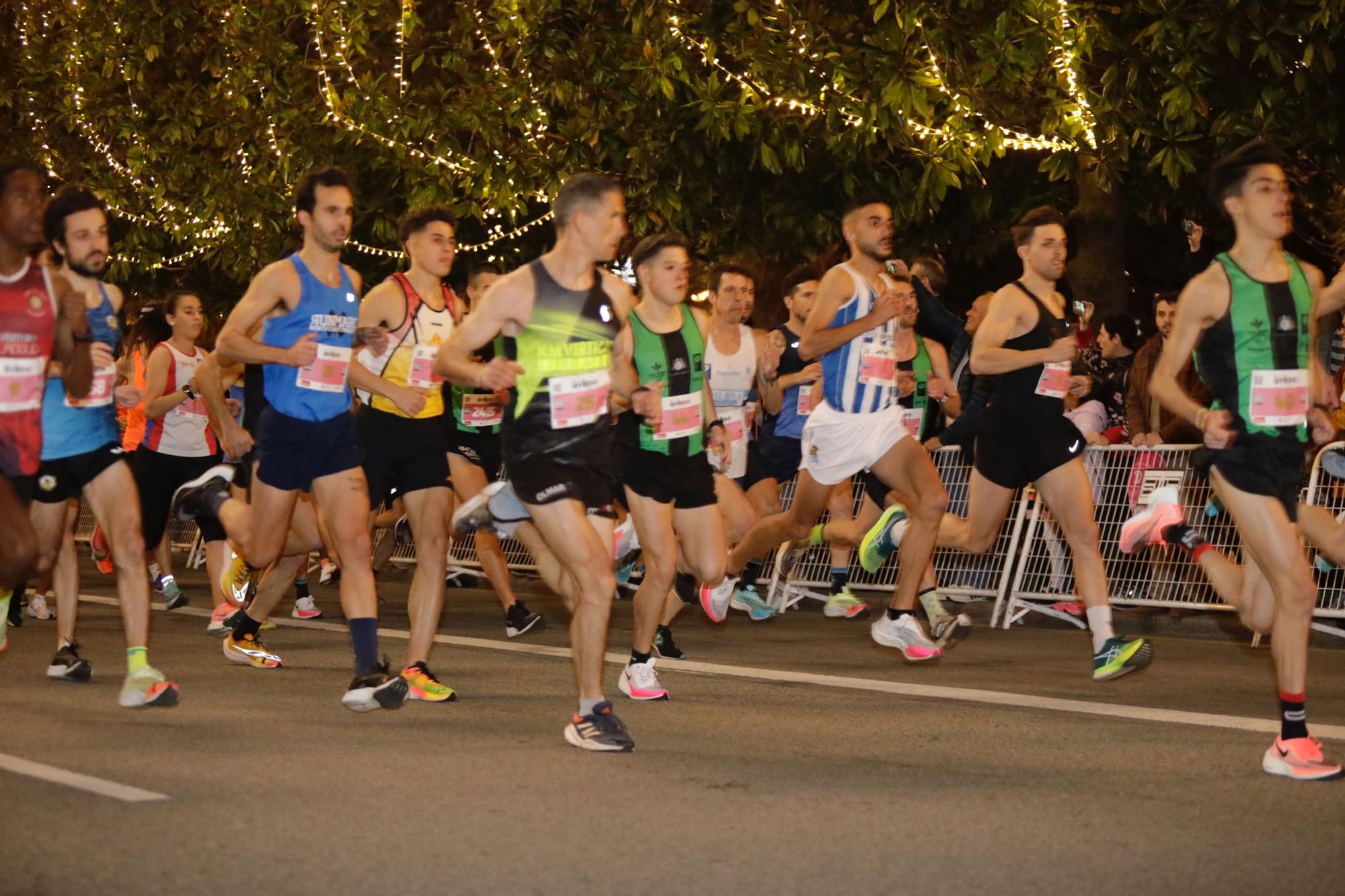 En imágenes: Jaime Bueno (Univerisad de Oviedo) y Mariam Benkert triunfan en la San Silvestre de Oviedo