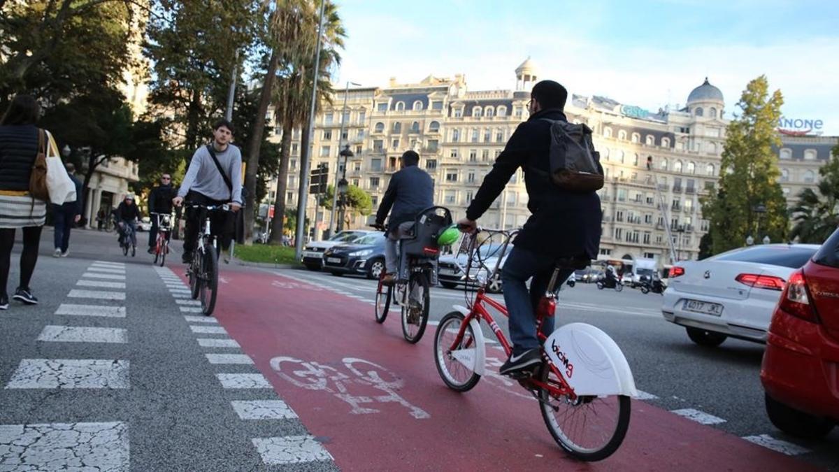 Carril bici muy transitado en Barcelona.