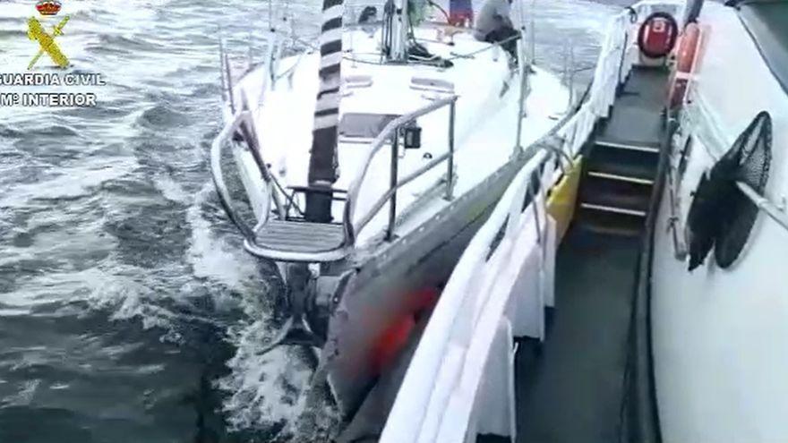 La Guardia Civil evita que un velero y una lancha choquen contra una batea
