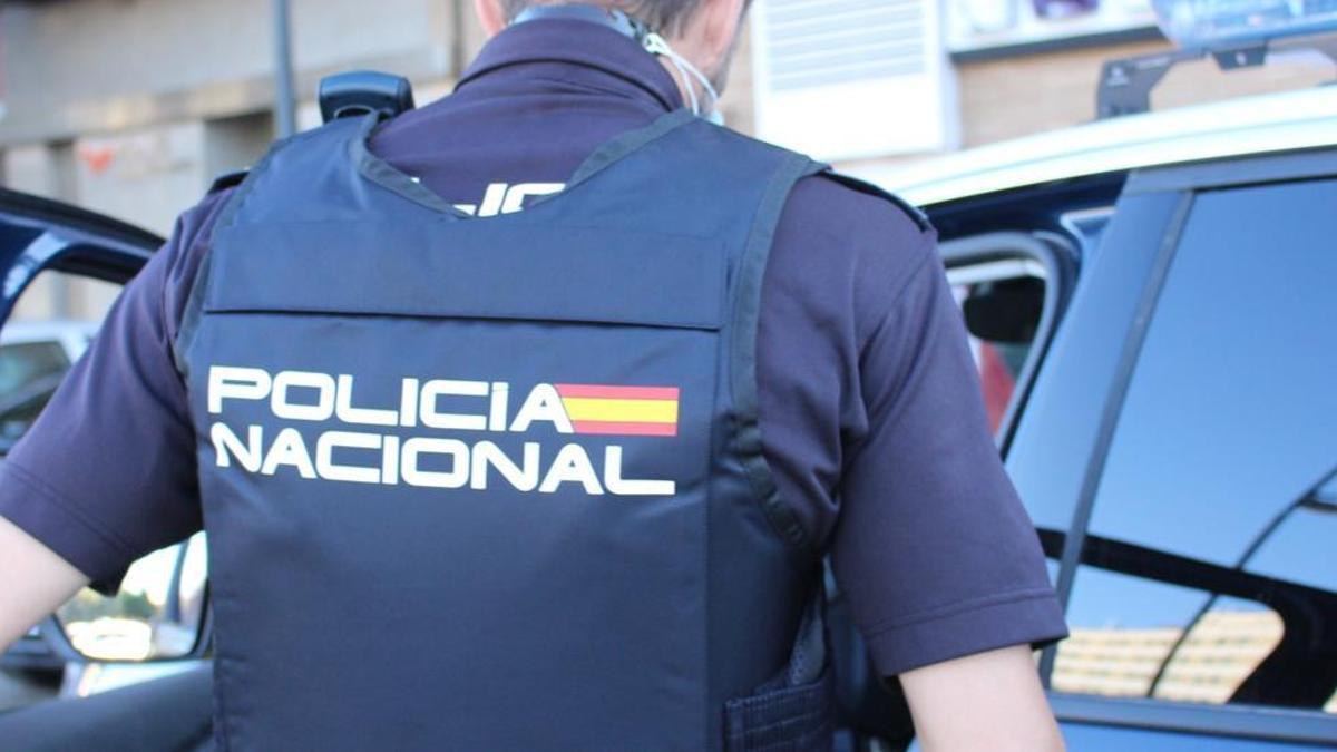 Una agente de la Policía Nacional.