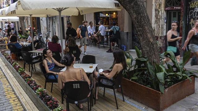 Diversos grups d’amics enraonen tot prenent alguna cosa en una terrassa de Barcelona, aquest estiu. | JORDI OTIX