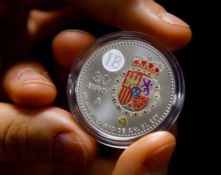 Una moneda de 30 euros de plata y con escudo a color para celebrar el 50 cumpleaños del Rey