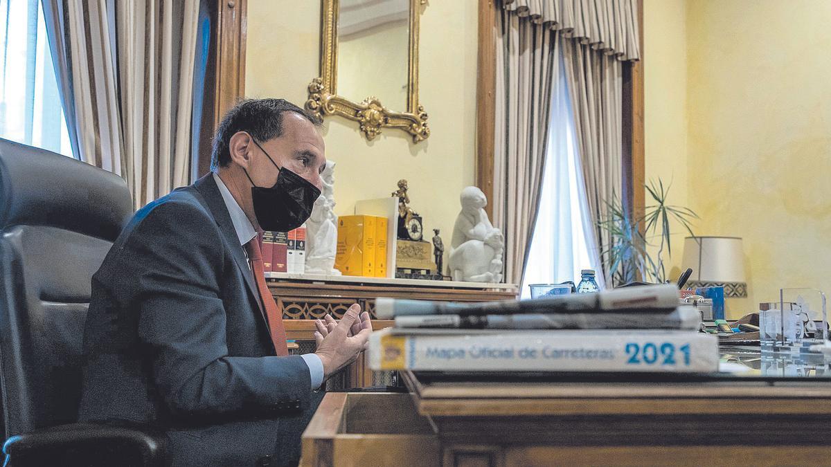 El subdelegado del Gobierno, Ángel Blanco, en su despacho durante la entrevista. | Nico Rodríguez
