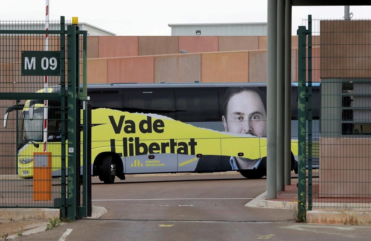 El bus de campaña de ERC aparcado ante la cárcel de Lledoners, donde el candidato de ERC al Congreso Gabriel Rufián y la candidata a las elecciones europeas Diana Riba han realizado un acto con los reclusos en el centro penitenciario.