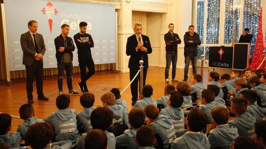 El presidente del Celta, Carlos Mouriño, se dirige a los jugadores de la cantera.